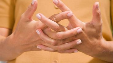 Crujir los dedos estira la articulación y se estimulan las terminaciones nerviosas de la zona, por lo que puede generar una sensación placentera.