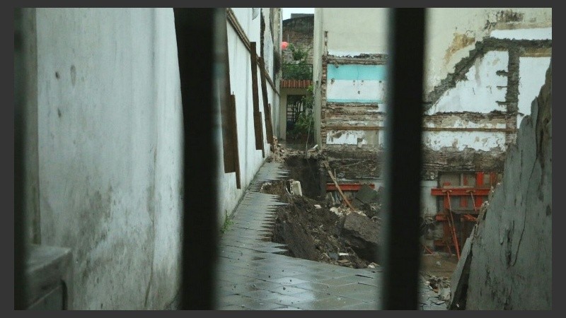 El suelo de la obra cedió y arrastró dos inmuebles linderos. 