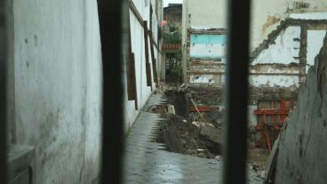 El suelo de la obra cedió y arrastró dos inmuebles linderos.