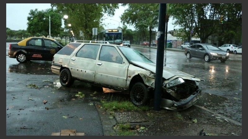 El auto quedó destrozado pero su conductor, ileso.