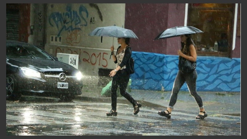 Se viene la lluvia sobre Rosario. 