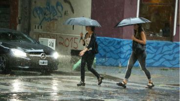 Se viene la lluvia sobre Rosario.