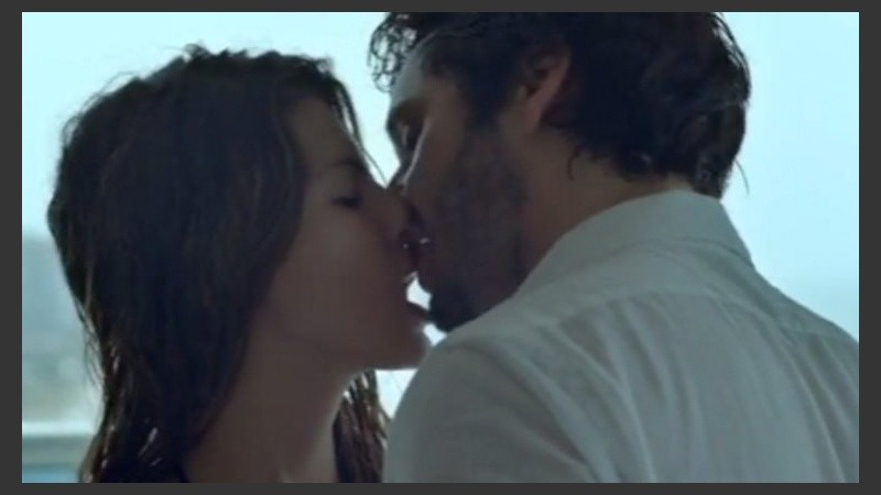 Un beso apasionado en medio de la película. 