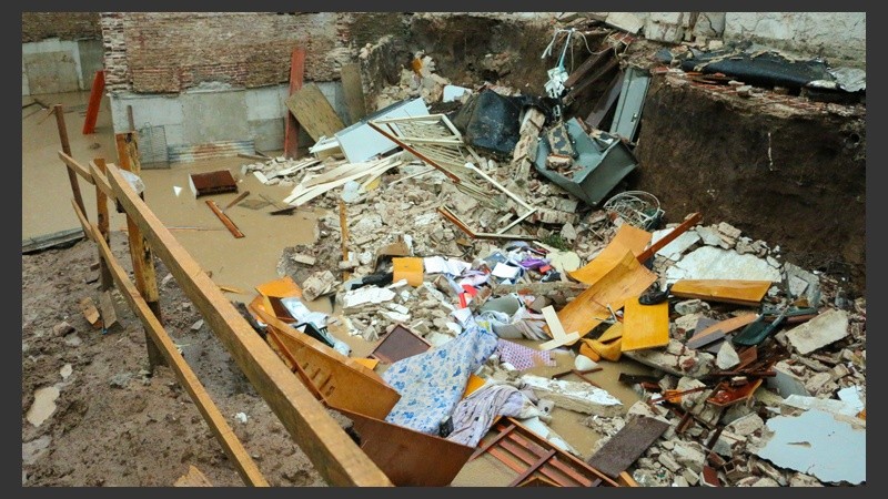 El suelo de la obra cedió y arrastró dos inmuebles linderos. 