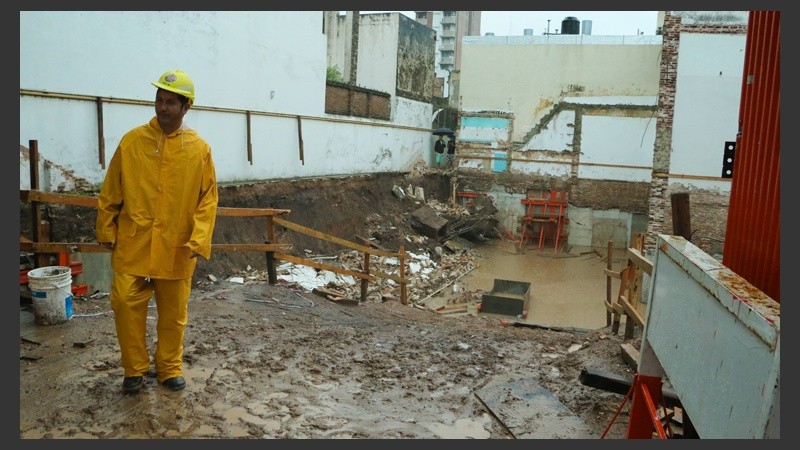 El suelo de la obra cedió y arrastró dos inmuebles linderos. 
