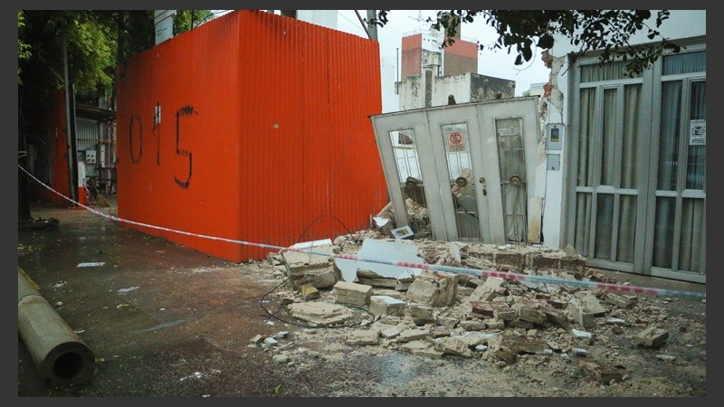 El suelo de la obra cedió y arrastró dos inmuebles linderos. 