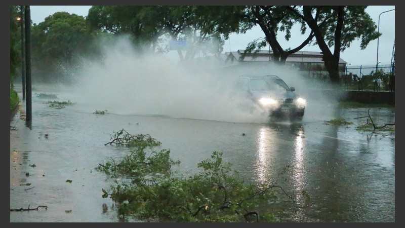 Calles anegadas en varios puntos de Rosario.