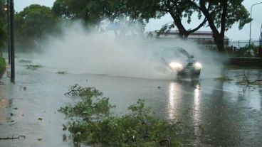 Calles anegadas en varios puntos de Rosario.
