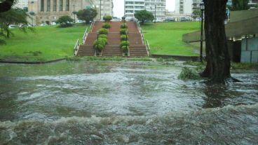 Todo inundado en la zona del Monumento a la Bandera. (Rosario3.com)