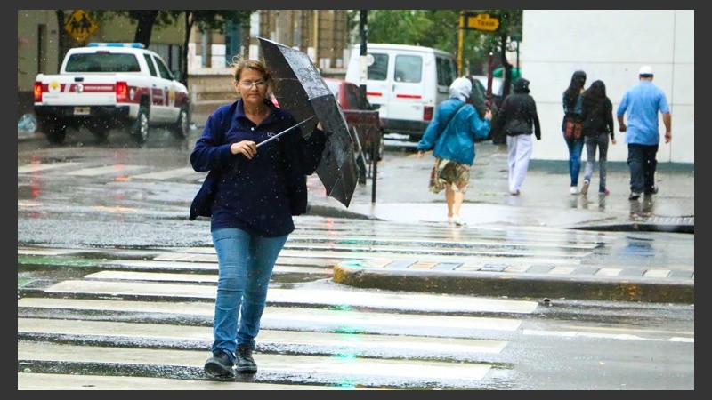 El viento complicó el uso del paraguas. (Rosario3.com)