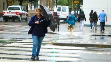 El viento complicó el uso del paraguas. (Rosario3.com)