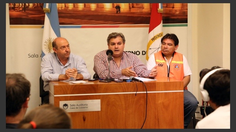 Álvarez, Farías y Escajadillo en la conferencia informativa sobre el temporal. 