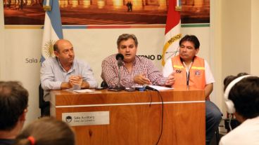 Álvarez, Farías y Escajadillo en la conferencia informativa sobre el temporal.