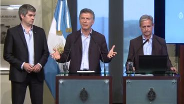 Peña, Macri e Ibarra en el anuncio de este lunes.