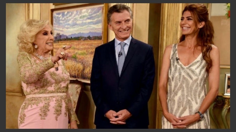 De largo para una de las visitas al programa de Mirtha.