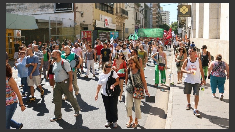 Manifestantes bajo el sol de la mañana por las calles rosarinas. (Alan Monzón/Rosario3.com)