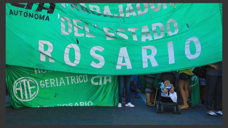 Un bebé en un cochecito visto minutos antes de iniciar el recorrido. (Alan Monzón/Rosario3.com)