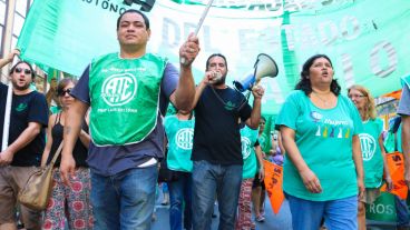 Trabajadores durante la jornada de protesta. Marcharon por distintas calles de la ciudad. (Alan Monzón/Rosario3.com)
