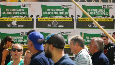 Afiches en la calle anunciando el paro de este miércoles. (Alan Monzón/Rosario3.com)