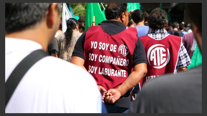 Trabajadores de ATE durante la marcha. (Alan Monzón/Rosario3.com)