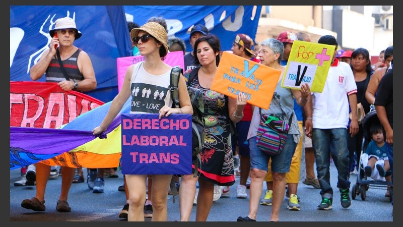 Carteles vistos durante la jornada de protesta. (Alan Monzón/Rosario3.com)