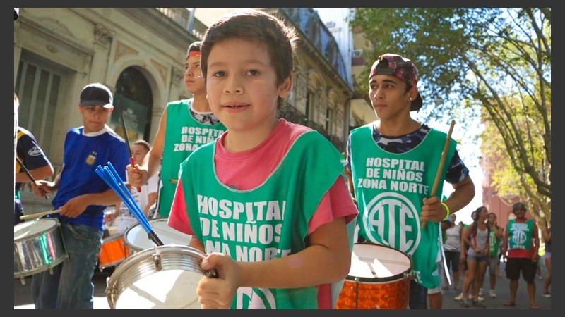 Unos niños tocaron los tambores y le pusieron ritmo a la mañana. (Alan Monzón/Rosario3.com)
