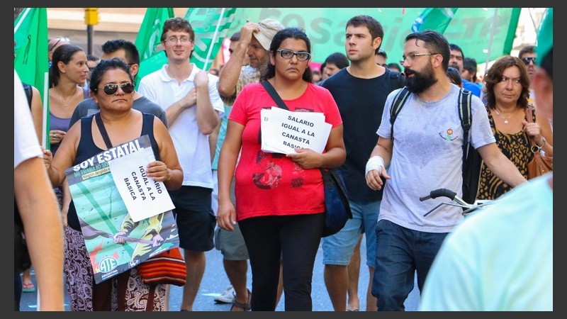 Salario igual a la canasta básica, uno de los pedidos de los trabajadores. (Alan Monzón/Rosario3.com)