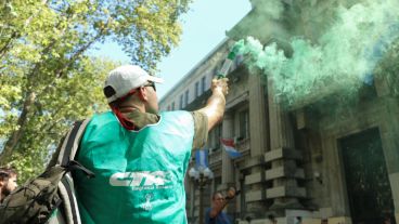 Un hombre prende una bengala de humo frente a Gobernación durante la protesta. (Alan Monzón/Rosario3.com)