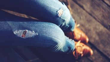 Al parecer, lavar los jeans daña el tejido del pantalón e interrumpe su proceso de envejecimiento natural .
