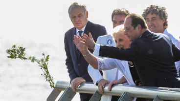 El presidente francés François Hollande arroja un ramo de flores junto a Estela de Carlotto este jueves. (EFE)