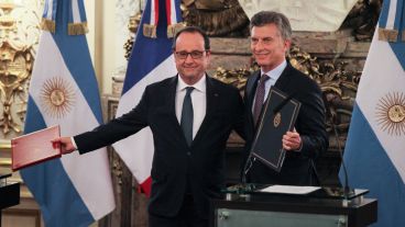 Este miércoles Hollande fue recibido por Mauricio Macri. "Abrió un nuevo capítulo y Francia quiere ayudarlo", dijo. (EFE)