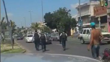 Momento en que agentes policiales se acercan al lugar y se dirigen a hablar con el motociclista y el automovilista armado.