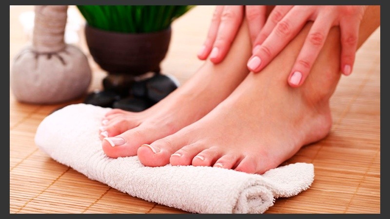 Para evitar las uñas encarnadas es importante que siempre mantengamos las uñas limpias.