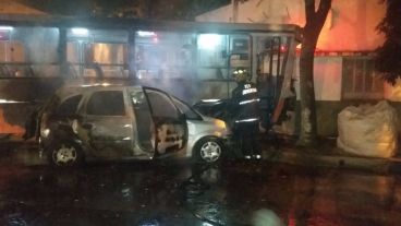 Los policías les salvaron las vidas a los ocupantes del auto que se prendió fuego.