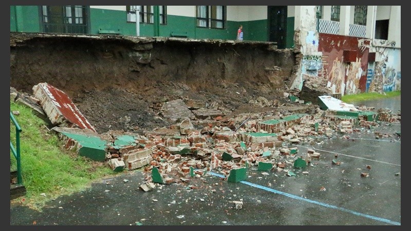 La estructura se vino abajo en medio de la tormenta.