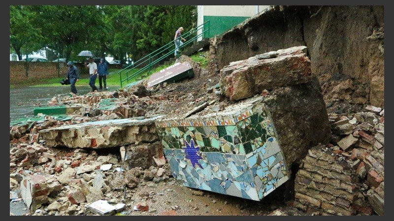 La estructura se vino abajo en medio de la tormenta.
