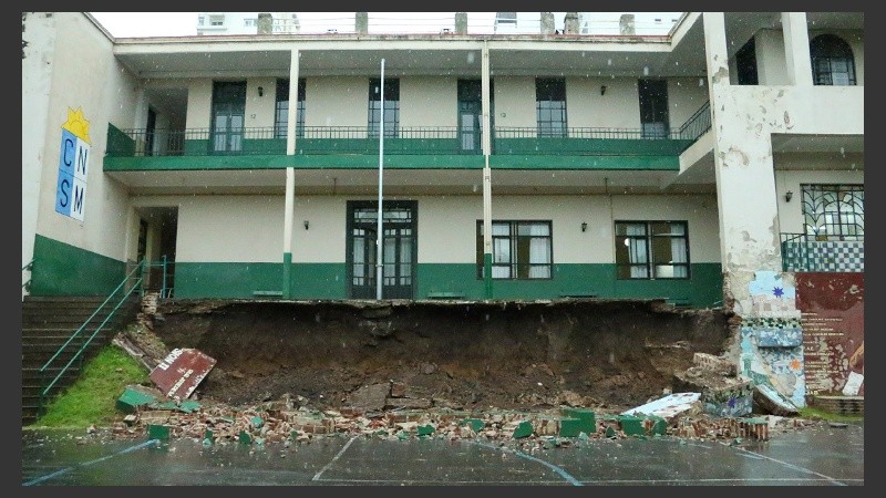 La estructura se vino abajo en medio de la tormenta.