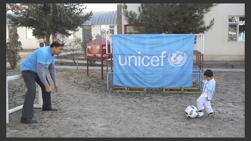 Messi le envió la camiseta firmada a través de la organización Unicef  que fue entregada en la provincia central afgana de Ghazni. (EFE)