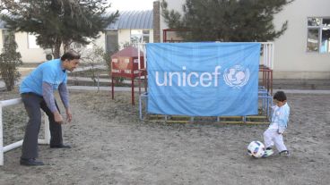Messi le envió la camiseta firmada a través de la organización Unicef  que fue entregada en la provincia central afgana de Ghazni. (EFE)