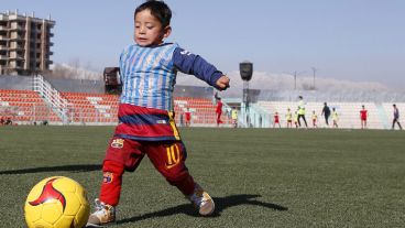 Murtaza Ahmadi, fanático de Messi, se hizo famoso por su camiseta de naylon. (EFE)