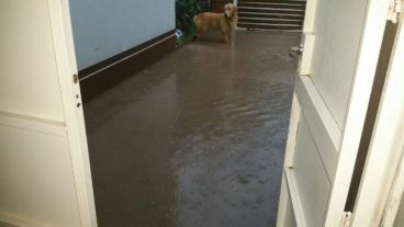 El agua ingresó a algunas viviendas en esa zona de Funes.