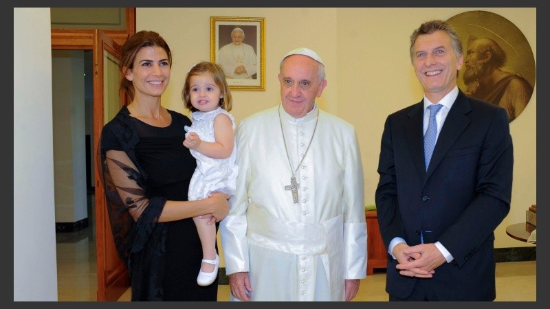 La foto protocolar de Francisco con Macri y su familia. 