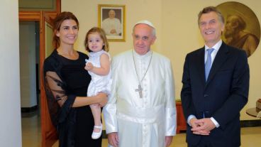 La foto protocolar de Francisco con Macri y su familia.