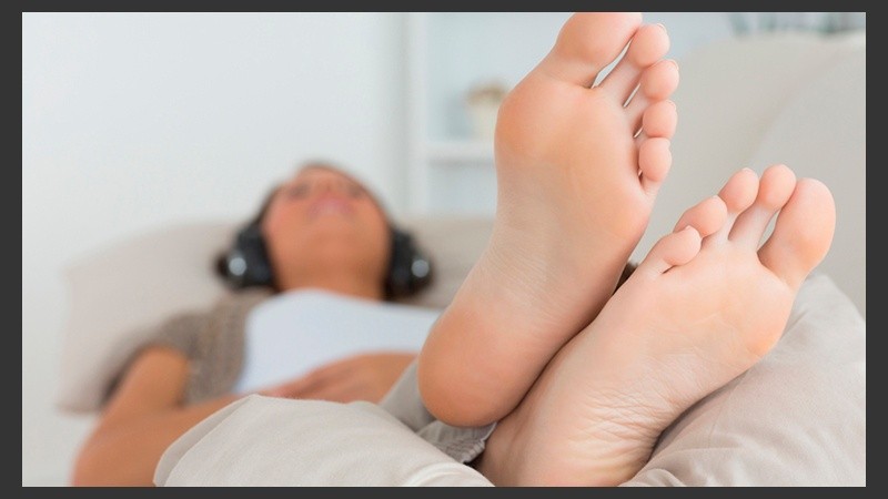 El agua se acumula sobre todo en las piernas, tobillos y pies, pero también en las manos o el vientre. 