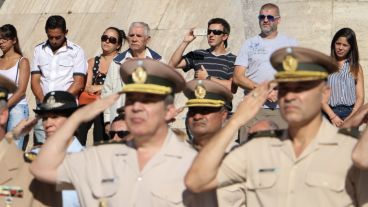 Público diverso se acercó a observar la ceremonia este sábado. (Alan Monzón/Rosario3.com)