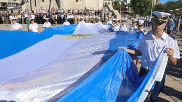 Acto en el Monumento al cumplirse 204 años de la creación de la bandera nacional. (Alan Monzón/Rosario3.com)