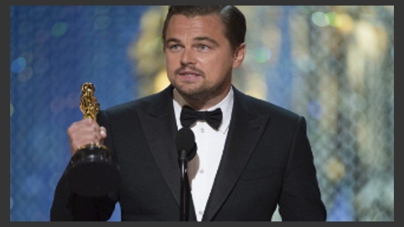 El actor estadounidense Leornardo DiCaprio recoge su Oscar al mejor actor.