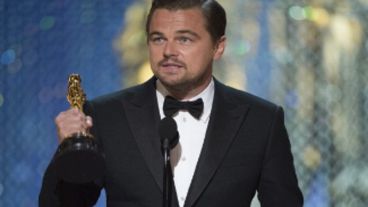 El actor estadounidense Leornardo DiCaprio recoge su Oscar al mejor actor.