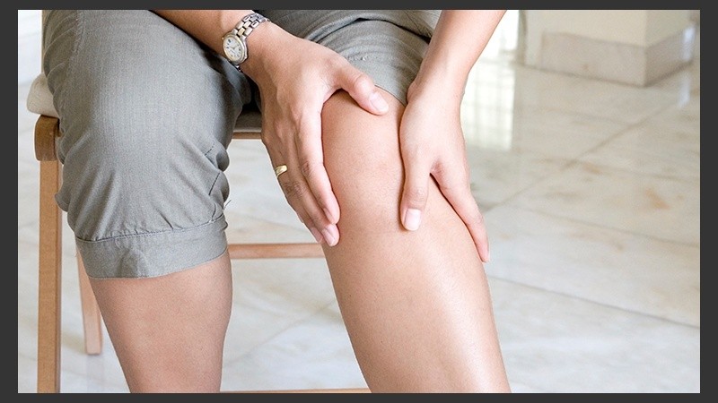Una de las formas más simples de evitar y combatir el dolor de rodillas es fortaleciendo la musculatura dependiente.