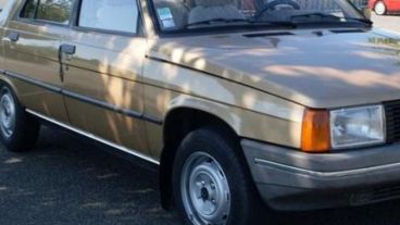 La víctima fatal conducía un Renault 9 color marrón, similar al de la imagen.